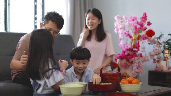 亚洲家庭准备庆祝中国农历新年