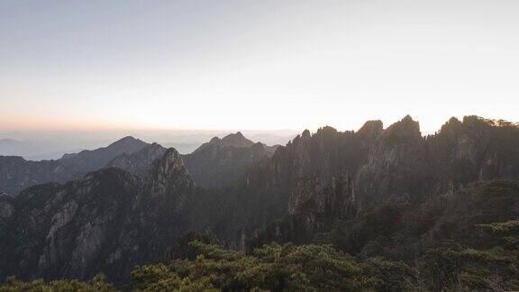 黄山-黑夜到白天-倾斜下来-时间流逝