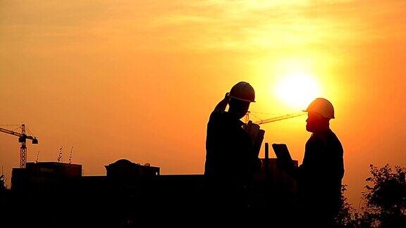 工程师和建筑师在日落前检查建筑