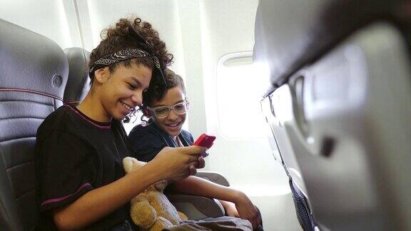 孩子们在飞机上玩得很开心