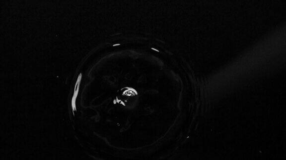 水滴在水面上形成圆圈黑色背景慢动作