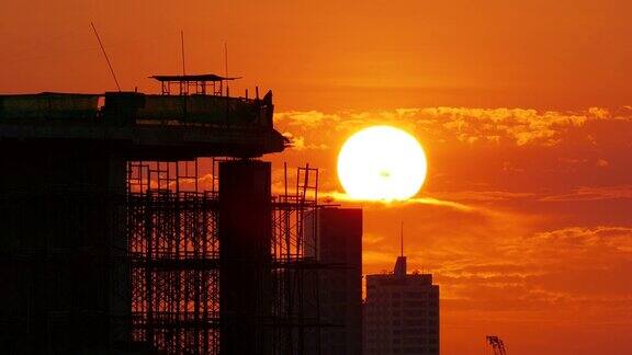 夕阳和建筑工地的剪影