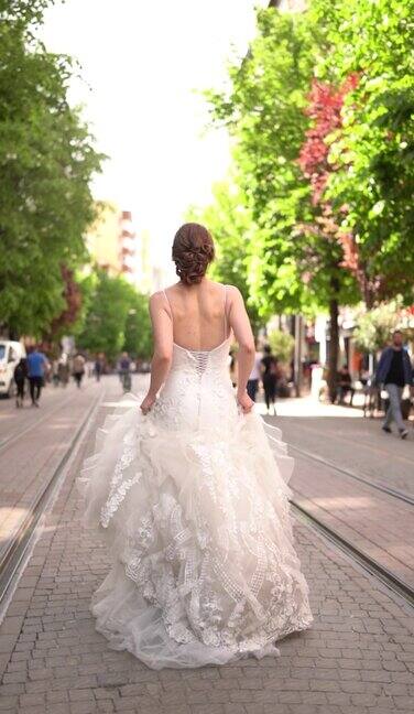 新娘在街上奔跑