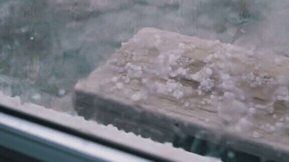 窗外的冰雹冰雹落在窗外的空调罩上