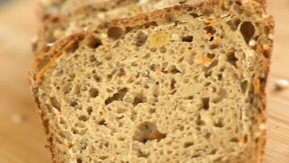 全麦黑麦面包和种子在木板上