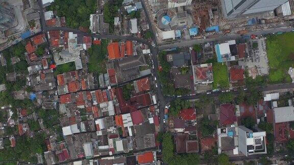 空中鸟瞰从上到下俯瞰雅加达城市住宅区的屋顶印度尼西亚