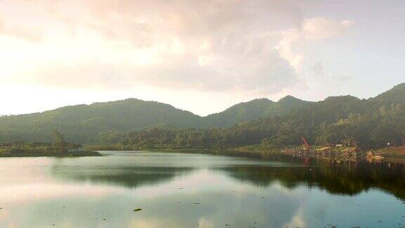 泰国淮南满水库的山和河