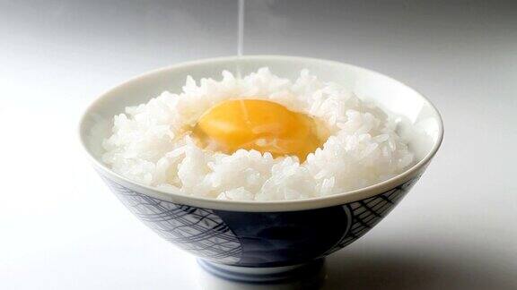 一碗拌有生鸡蛋和酱油的米饭