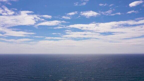 蓝色的大海和天空与云从无人机观看