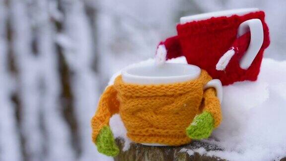 雪花下的两个茶杯