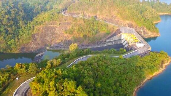 鸟瞰图的水电站CheowLan湖或Rajjaprabha大坝水库在苏拉特他尼省
