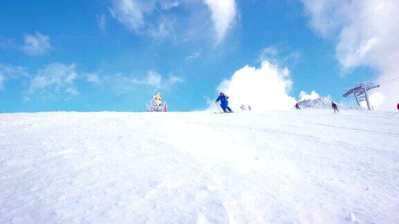 SLOMO滑雪者在镜头前喷洒雪