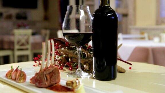 奢华的晚餐端上桌桌上放着一杯红酒平底锅特写