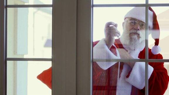 圣诞老人敲窗户