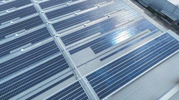 俯视图太阳能电池仓库工厂太阳能光伏板系统或太阳能电池应用于工业建筑屋顶生产绿色生态电力生产可再生能源