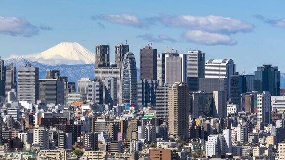 4K超高清时间推移:鸟瞰新宿区东京城市景观和富士山的背景与清晰的蓝色天空