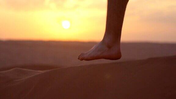 赤脚跑过沙漠中的沙子