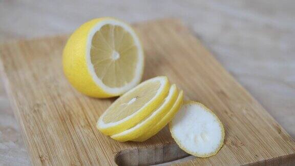 在木板上切柠檬片