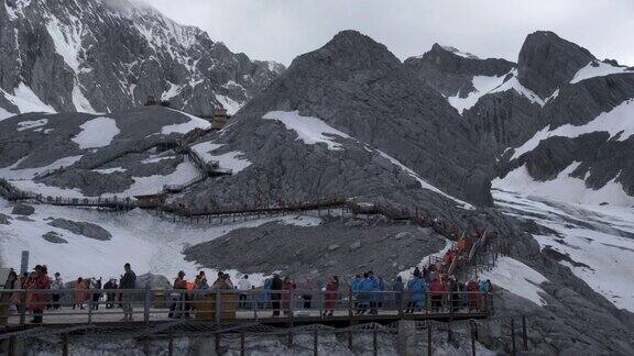 玉龙雪山与蓝天和游客在李梁中国