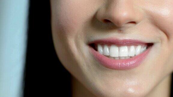 近距离的美丽的女人微笑与完美的牙齿