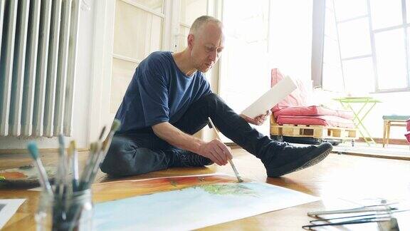 画家坐在地板上画画