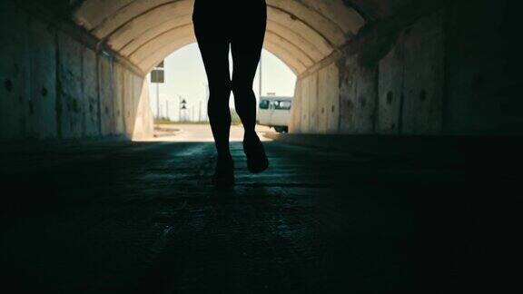 一个女人在黑暗的隧道里奔向光明