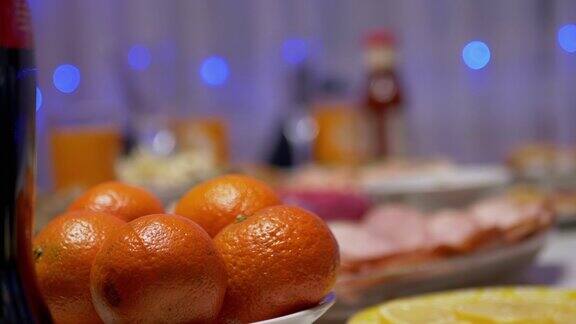 圣诞桌上的橘子模糊的背景与花环变焦
