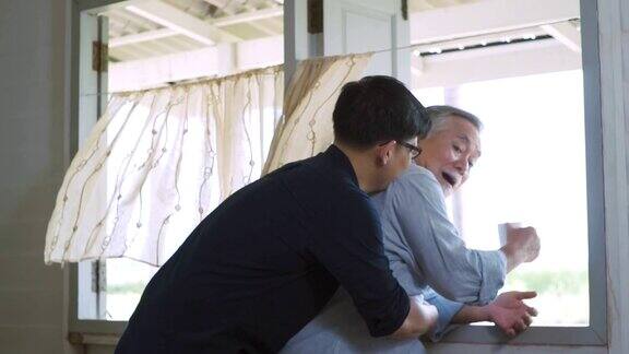 亚洲的老父亲和他的成年儿子在家里快乐的微笑