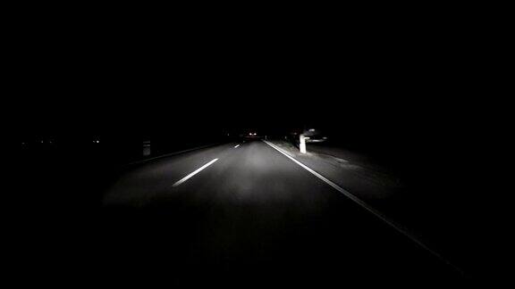 POV:汽车在夜间行驶在道路上