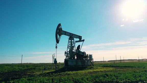 用抽油机开采石油的绿地原油、天然气、石油价格概念