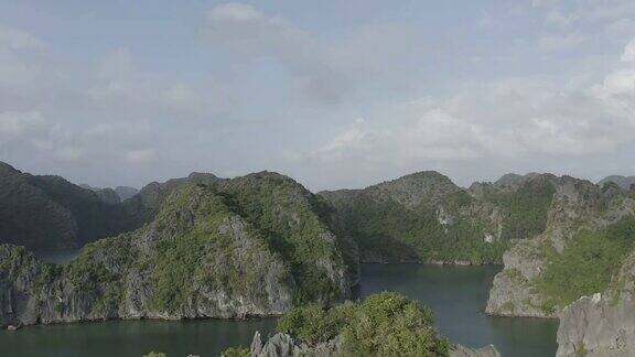 越南下龙湾的石灰岩岛屿