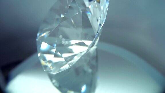 钻石的小平面闪耀着明亮的光芒
