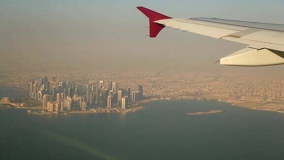 从飞机窗口观看多哈中心卡塔尔的摩天大楼
