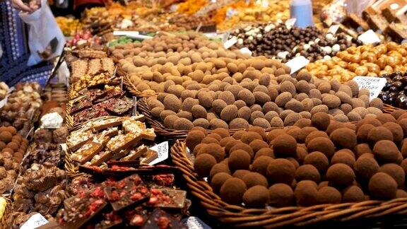 在巴塞罗那的LaBoqueria市场的巧克力糖果的大柜台西班牙