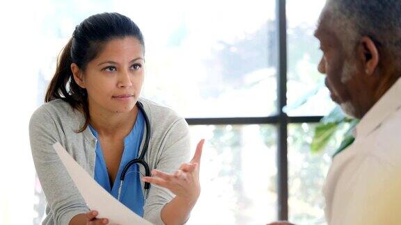 女性健康专业人员向病人解释医疗问题