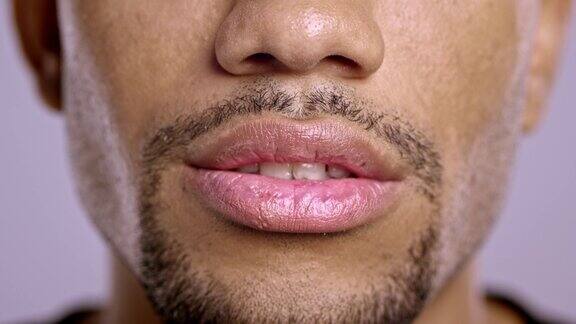 一个年轻的非裔美国男人的嘴唇正在改变情绪