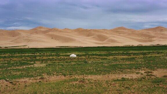 戈壁沙漠阴天下的沙丘