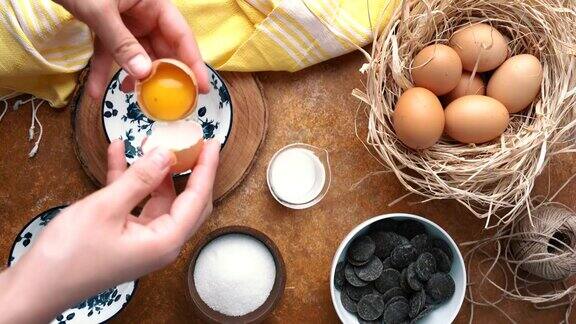 女士打鸡蛋把蛋黄从蛋白中分离出来然后打蛋白