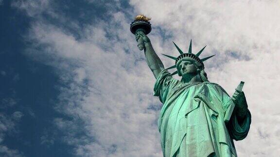 在天空和云的映衬下的美国自由女神像