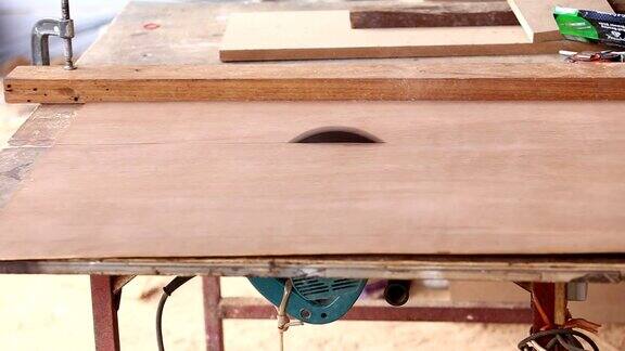 木匠用锯砍的木头做新家具