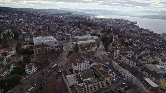 在一个多云的冬日里以Zürich湖和瑞士阿尔卑斯山为背景的Zürich市鸟瞰图