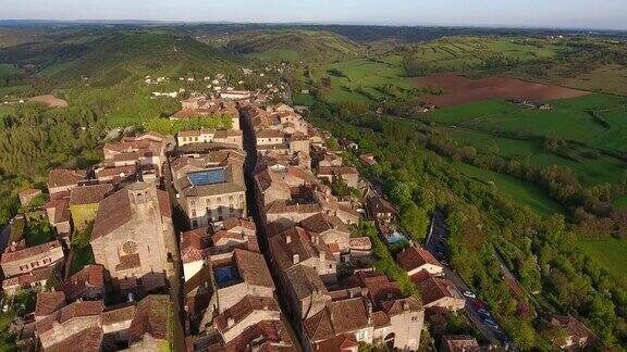日落在CordessurCiel一个法国的中世纪小城市