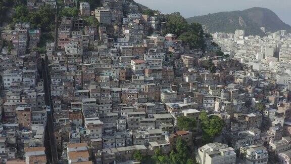 巴西里约热内卢山上贫民窟的空中特写镜头