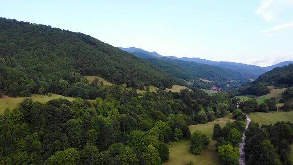 大自然的绿意山景国家公园绿草如茵的草地和森林大自然的美景