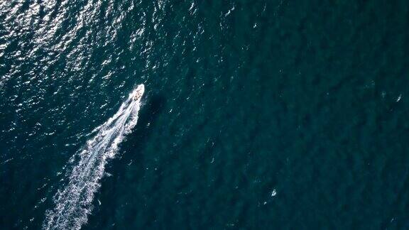 夏季在海洋中航行的船只的无人机视图