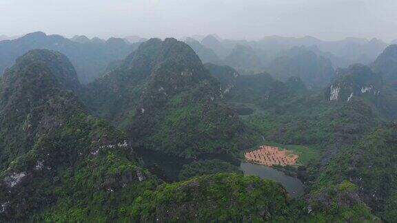 宁平地区鸟瞰图川安旅游景点联合国教科文组织世界遗产风景如画的河流爬过喀斯特山脉在越南旅游目的地