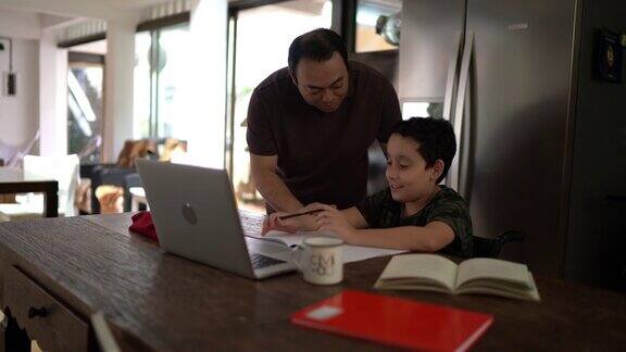 父亲帮助儿子做作业