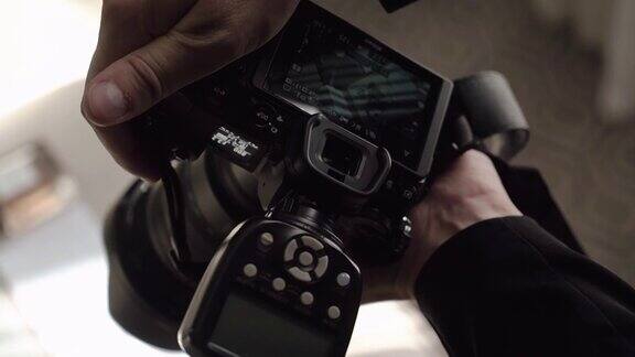 男摄影师用带闪光灯的专业相机拍照