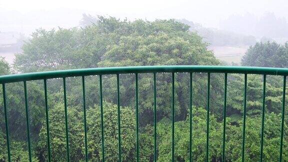 暴雨景观雨水滴落在围栏上