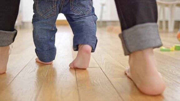 SLOMO妈妈陪着学走路的宝宝走路